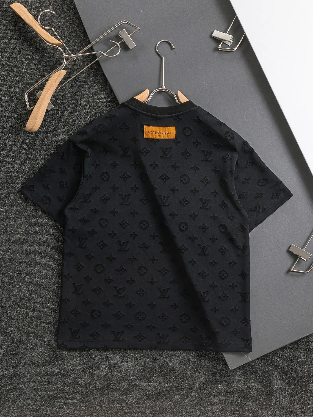 🅿️200 Louis Vuitton 1V Lujia LV slightly wide version S-XL lv 26SS LV new product counter catwalk model, full body cut burnt letter logo heavy craftsmanship, same style for men and women! Short-sleeves are not the same as the general public, but must be unique and eye-catching. This LV short-sleeves is all about quality, comfort, consistent style, fashion, including fabrics and cutting techniques, all of which have been made with great effort! 320 grams of washed pure cotton fabric, pure cotton is breathable, very refreshing and comfortable for daily wear. The rib knitting on the neckline is smooth and tight, and the neckline will not be skewed if you toss it at will. The loose version, you will find that it looks really good on the upper body. The overall is minimalist and neat, super versatile for daily use! Pair it casually with a pair of pants for a youthful look. A T-shirt will make your outfit crazy. It is a fashionable item that can never go wrong! Color: Black White Blue Size: S-XL Size chart: S: Shoulder width 50-Bust 56-Length 70 M: Shoulder width 52-Bust 57-Length 72 L: Shoulder width 54-Bust 59-Length 74 XL: Shoulder width 56-Bust 62-Length 76